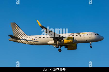 Ein Airbus A320-271N (Airbus A320neo) von der spanischen Billigfluggesellschaft Vueling Airlines befindet sich im Landeanflug auf den Flughafen Zürich Banque D'Images