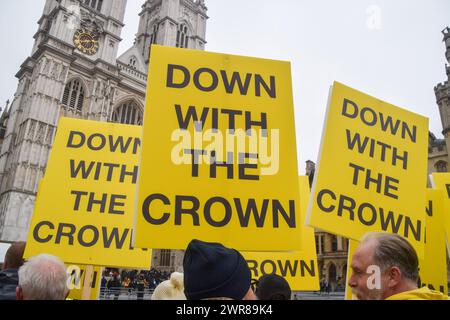 Londres, Royaume-Uni. 11 mars 2024. Les manifestants anti-monarchie du groupe Republic se rassemblent devant l'abbaye de Westminster alors que des membres de la famille royale arrivent pour commémorer le jour du Commonwealth. Crédit : Vuk Valcic/Alamy Live News Banque D'Images