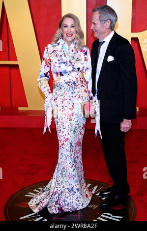 Catherine Ohara mit Ehemann Bo Welch BEI der Vanity Fair Oscar Party 2024 anlässlich der 96. Oscar-Verleihung im Wallis Annenberg Centre pour les arts de la scène Beverly Hills, 10.03.2024 *** Catherine Ohara avec son mari Bo Welch à la Vanity Fair Oscar Party 2024 à l'occasion de la 96e cérémonie des Oscars au Wallis Annenberg Center for the Performing Arts Beverly Hills, 10 03 2024 Foto:XJ.xBlocx/xFuturexImagex Vanity Fair 1312 Banque D'Images