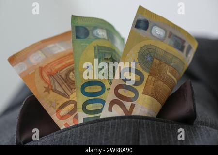 Mehrere Euro-Scheine stecken in der Tasche eines Nadelstreifenanzugs *** plusieurs billets en euros dans la poche d'un costume à fines rayures Nordrhein-Westfalen Deutschland, Allemagne GMS11185 Banque D'Images