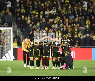 Columbus, Ohio, États-Unis. 9 mars 2024. L'équipage du Columbus se caucus avant d'affronter le Chicago Fire FC dans leur match à Columbus, Ohio. Brent Clark/Cal Sport Media/Alamy Live News Banque D'Images