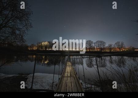 Scène nocturne, pont suspendu sur la rivière Jagala, Rippsilla. Photo de haute qualité Banque D'Images