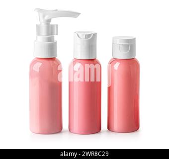 Bouteilles de voyage transparentes en plastique cosmétique isolées sur fond blanc avec chemin de découpage Banque D'Images