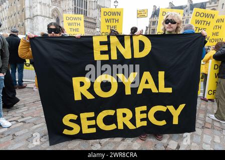 Londres, Royaume-Uni. 11 mars 2024. Les manifestants portent une banderole déclarant « mettre fin au secret royal » alors que les membres du groupe de campagne anti-monarchique Republic manifestent devant l'abbaye de Westminster alors que les politiciens et les membres de la famille royale assistent au Commonwealth Day Service. Crédit : Ron Fassbender/Alamy Live News Banque D'Images