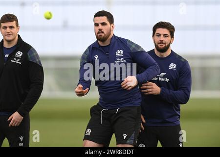 Oriam Sports Centre Edinburgh.Scotland.UK. 11 mars 24 L'accès à la session d'entraînement de l'équipe de rugby écossaise, pour le match à l'extérieur v Ireland l/R Scotlands Scott Cummings, Marshall Sykes & Ally Miller crédit : eric mccowat/Alamy Live News Banque D'Images