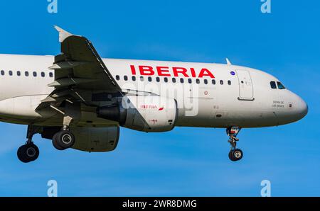 Ein Airbus A320-214 von Iberia ist im Landeanflug auf den Flughafen Zürich. Enregistrement EC-JFN. (Zürich, Schweiz, 14.05.2022) Banque D'Images