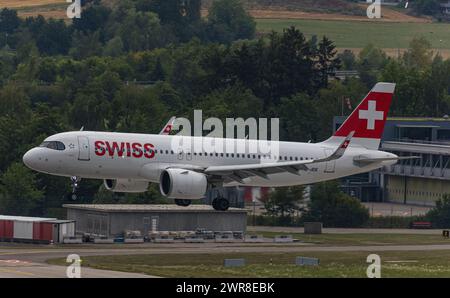 VOR einer hefitgen Gewitterfront landet ein Airbus A320-271N (Airbus A320neo) von Swiss International Airlines auf dem Flughafen Zürich. (Zürich, Schw Banque D'Images