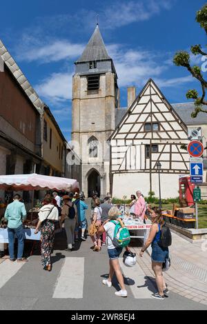 Europe, France, région Centre-Val de Loire, Aubigny-sur-Nère, Église Saint-Martin de Aubigny-sur-Nère avec marché de rue Banque D'Images