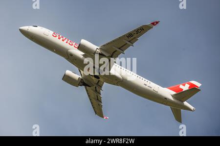 Ein Airbus A220-300 von Swiss International Airlines startet vom Flughafen Zürich. Enregistrement HB-JNC. (Zürich, Schweiz, 27.06.2022) Banque D'Images