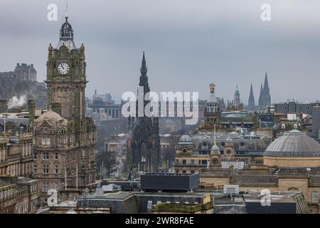 Edimbourg, Écosse, Royaume-Uni, 11 mars 2024. Météo Royaume-Uni : temps humide et couvert dans la capitale. Une brume froide et humide pend au-dessus du centre-ville avec l'horloge Balmoral visible sur les toits avec des flèches d'église au loin. Crédit : Sally Anderson/Alamy Live News Banque D'Images