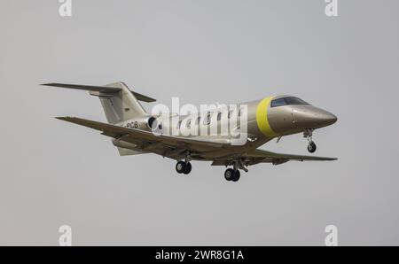 Ein Pilatus PC-24 von Jetfly Aviation befindet sich im Landeanflug auf den Flughafen Zürich. Carte LX-PCB d'enregistrement. (Zürich, Schweiz, 10.05.2022) Banque D'Images