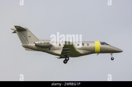 Ein Pilatus PC-24 von Jetfly Aviation befindet sich im Landeanflug auf den Flughafen Zürich. Carte LX-PCB d'enregistrement. (Zürich, Schweiz, 10.05.2022) Banque D'Images