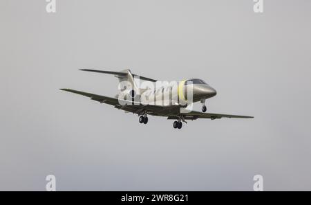 Ein Pilatus PC-24 von Jetfly Aviation befindet sich im Landeanflug auf den Flughafen Zürich. Carte LX-PCB d'enregistrement. (Zürich, Schweiz, 10.05.2022) Banque D'Images