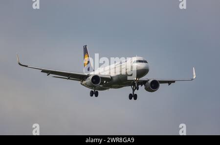 Ein Airbus A320-214 der deutschen Lufthansa im Landeanflug auf den Flughafen Zürich. Kennung d-AIUB. (Zürich, Schweiz, 10.05.2022) Banque D'Images