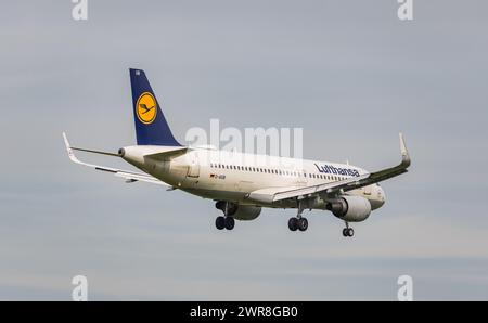 Ein Airbus A320-214 der deutschen Lufthansa im Landeanflug auf den Flughafen Zürich. Kennung d-AIUB. (Zürich, Schweiz, 10.05.2022) Banque D'Images