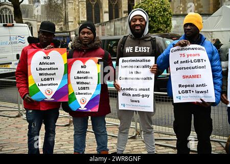 Abbaye de Westminster, LONDRES, ANGLETERRE, 11 MARS 2024. Peter Tatchell, LGBTQ africain et LGBTQ asiatique, a organisé une manifestation contre 30 Nations du Commonwealth qui sont anti-LGBTQ pendant les célébrations de la Journée du Commonwealth. La chose la plus étrange, c'est que le chef d'État de tout le Commonwealth déteste la colonie britannique et est fier de s'incliner et de s'agenouiller devant la colonie britannique chaque année pour célébrer la colonisation du Commonwealth, quand ils viennent à Londres. Soi-disant nation indépendante, ils aiment toujours être des chiens coloniaux britanniques plutôt que des pays indépendants à part entière. Il en va de même pour les gens partout dans le monde : la liberté de Banque D'Images