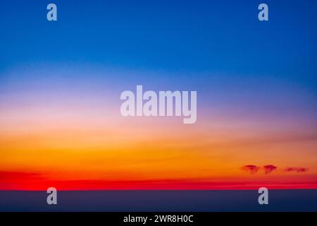 Ciel spectaculaire avec des nuages au coucher du soleil comme arrière-plan ; le début de l'heure bleue après le coucher du soleil sous l'horizon Banque D'Images