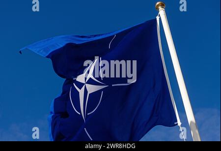 Après ratification par les parlements de tous les pays membres, la Suède est aujourd'hui l'un des 32 membres de l'alliance militaire de l'OTAN. Lundi, une cérémonie a eu lieu à la base aérienne de Malmen, 'Linköpings garnison', pour marquer l'entrée de la Suède dans l'OTAN. Pour la première fois depuis 1814, la Suède fait partie d'une alliance militaire. Banque D'Images