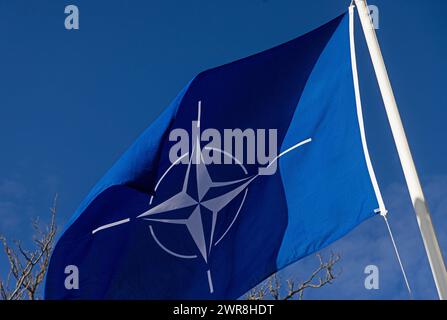 Après ratification par les parlements de tous les pays membres, la Suède est aujourd'hui l'un des 32 membres de l'alliance militaire de l'OTAN. Lundi, une cérémonie a eu lieu à la base aérienne de Malmen, 'Linköpings garnison', pour marquer l'entrée de la Suède dans l'OTAN. Pour la première fois depuis 1814, la Suède fait partie d'une alliance militaire. Banque D'Images