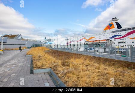 Stockholm, Värtahamnen, Suède- 10MAR2024- bâtiment du terminal de croisière de Värtahamnen ou Värtaterminalen avec des navires de croisière. Bateau de croisière Tallink Baltic Queen Banque D'Images