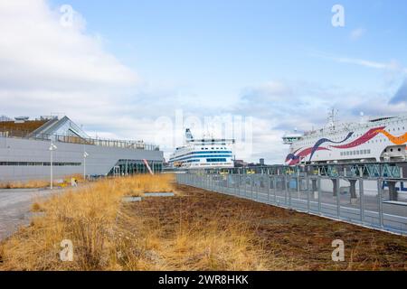 Stockholm, Värtahamnen, Suède- 10MAR2024- bâtiment du terminal de croisière de Värtahamnen ou Värtaterminalen avec des navires de croisière. Bateau de croisière Tallink Baltic Queen Banque D'Images