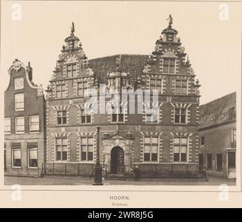 Vue sur l'ancien hôtel de ville de Hoorn, Hoorn. Rathaus (titre sur objet), architecture in the Netherlands (titre de la série), Architectur der Niederlande (titre de la série sur objet), fabricant : anonyme, éditeur : Baumgärtner's Buchhandlung, Leipzig, 1894, papier, collotype, hauteur 273 mm × largeur 362 mm, impression photomécanique Banque D'Images