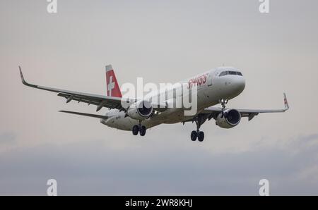 Ein Airbus A321-212 von Swiss International Airlines befindet sich im Landeanflug auf den Flughafen Zürich. Enregistrement HB-IOO. (Zürich, Schweiz, 21. Banque D'Images