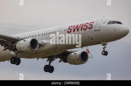 Ein Airbus A321-212 von Swiss International Airlines befindet sich im Landeanflug auf den Flughafen Zürich. Enregistrement HB-IOO. (Zürich, Schweiz, 21. Banque D'Images