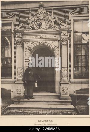 Vue de l'entrée du centre correctionnel pour femmes ou Spinhuis à Deventer, Deventer, Hauptportal des Spinnhauses (titre sur objet), architecture aux pays-Bas (titre de la série), Architectur der Niederlande (titre de la série sur objet), numéroté en haut à droite : 21., fabricant : anonyme, éditeur : Baumgärtner's Buchhandlung, Leipzig, 1894, papier, collotype, hauteur 359 mm × largeur 270 mm, impression photomécanique Banque D'Images