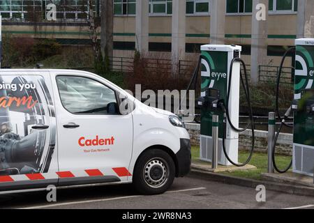 Uxbridge, arrondissement londonien de Hillingdon, Royaume-Uni. 4 mars 2024. Un homme charge un véhicule électrique Cadent à un point de recharge Evy à Uxbrige dans le quartier londonien de Hillingdon. Crédit : Maureen McLean/Alamy Banque D'Images