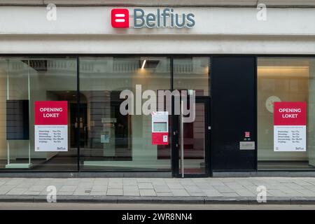 Fenêtre de bureau montrant les heures d'ouverture de la succursale bancaire Belfius dans la ville de Gand, Flandre orientale, Belgique Banque D'Images