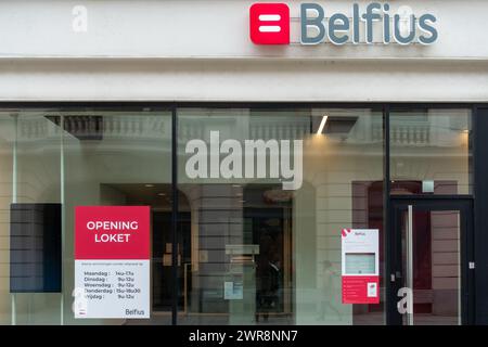 Fenêtre de bureau montrant les heures d'ouverture de la succursale bancaire Belfius dans la ville de Gand, Flandre orientale, Belgique Banque D'Images