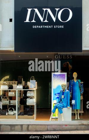 Vitrine / habillage de vitrine avec mannequins et sacs à main de la boutique INNO, chaîne de grands magasins belge en Belgique Banque D'Images