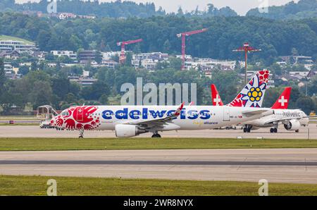 Ein Airbus A320-214 von Edelweiss Air Rollt auf dem Flughafen Zürich zur Startbahn. DAS Flugzeug trägt die Sonderbemalung 'Help Alliance'. Registratio Banque D'Images