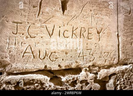Graffiti sculpté dans un mur à l'amphithéâtre romain d'El Jem (Thysdrus) par le soldat britannique JC Vickrey en août 1943, Tunisie. Banque D'Images