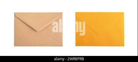 Fermé nouveau papier kraft et enveloppes brillantes orange isolé sur fond blanc. Banque D'Images