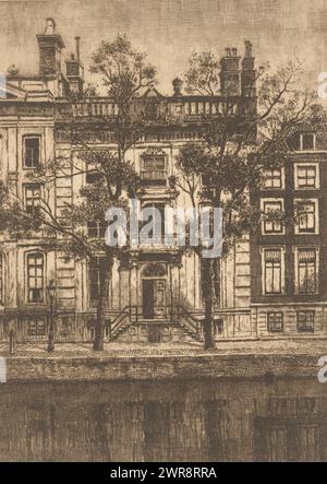 Vue d'un bâtiment sur le Herengracht, Heerengracht 495 (titre sur l'objet), maison canal avec double trottoir, balcon et façade de cadre à Herengracht 495 à Amsterdam, où la Société pour les arts visuels, anciennement connue sous le nom de Larensche Kunsthandel, était située à partir de 1907., imprimeur: Tinus de Jongh, 1918 - 1920, papier, gravure, hauteur 259 mm × largeur 178 mm, impression Banque D'Images