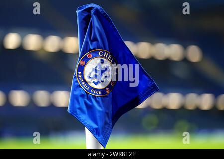 Gros plan d'un drapeau d'angle à l'intérieur du stade avant le match de premier League à Stamford Bridge, Londres. Date de la photo : lundi 11 mars 2024. Banque D'Images