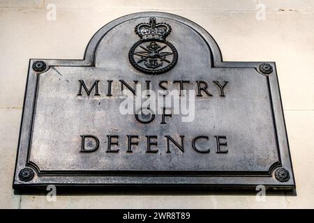 Ville de Westminster, Londres, Royaume-Uni, 08 mars 2024, placard devant le siège des forces armées du ministère britannique de la Défense Banque D'Images