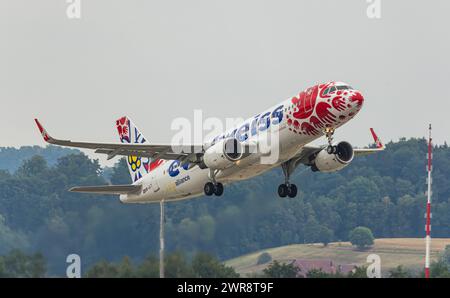 Ein Airbus A320-214 von Edelweiss Air startet vom Flughafen Zürich. DAS Flugzeug trägt die Sonderbemalung von Help Alliance. Enregistrement HB-JLT. (Zür Banque D'Images