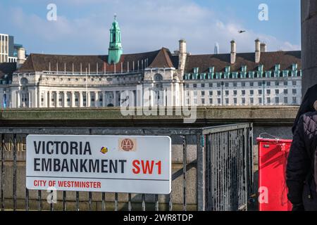 City of Westminster, Londres Royaume-Uni, 08 mars 2024, Victoria Embankment Street Sign avec London Marriott Hotel dans Backgound avec No People Banque D'Images