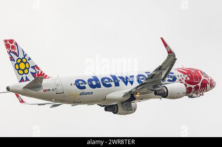 Ein Airbus A320-214 von Edelweiss Air startet vom Flughafen Zürich. DAS Flugzeug trägt die Sonderbemalung von Help Alliance. Enregistrement HB-JLT. (Zür Banque D'Images