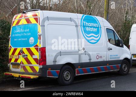 FICHIERS PHOTOS. 11 mars 2024. Un véhicule nautique de la Tamise stationné au bord de la route à Harefield dans le quartier londonien de Hillingdon. Thames Water, la plus grande compagnie d'eau au Royaume-Uni avec un bilan épouvantable en matière de déversements d'eaux usées, ne rejoindra pas un fonds de 180 millions de livres sterling à l'échelle de l'industrie visant à prévenir les déversements d'eaux usées. Il a été signalé que Thames Water pourrait manquer d'argent d'ici la fin avril. Crédit : Maureen McLean/Alamy Banque D'Images