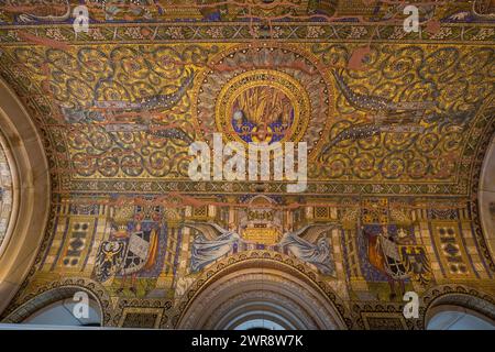 Deckenmosaik, Kaiser-Wilhelm-Gedächtniskirche, Gedenkhalle in der Turmruine, Breitscheidplatz, Charlottenburg, Berlin, Deutschland *** mosaïque de plafond, église commémorative Kaiser Wilhelm, salle commémorative dans la tour en ruine, Breitscheidplatz, Charlottenburg, Berlin, Allemagne Banque D'Images