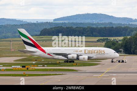 Ein Airbus A380-800 von Emirates Airlines beim Push-Back-Manöver, dem zurückschieben des Flugzeuges vom terminal. Enregistrement A6-EUB. (Zürich, Schwei Banque D'Images