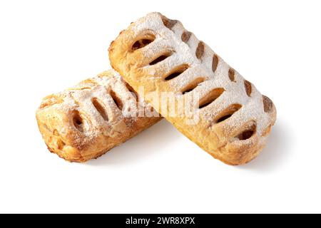 Deux couches de strudels de pommes, empilées à la perfection, se distinguent sur un fond blanc immaculé. Laissez-vous tenter par l'équilibre délicat de la pâte feuilletée et Banque D'Images