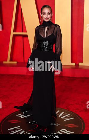 ÉTATS-UNIS. 10 mars 2024. Nicole Richie marchant sur le tapis rouge à la Vanity Fair Oscar Party 2024 qui s'est tenue au Wallis Annenberg Center for the Performing Arts à Beverly Hills, CA, le 10 mars 2024. (Photo par Anthony Behar/Sipa USA) crédit : Sipa USA/Alamy Live News Banque D'Images