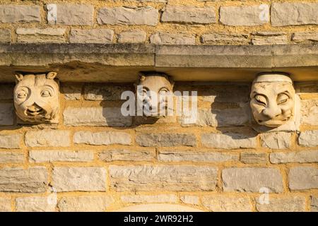 Sculptures grotesques sur le mur de la chapelle anglicane dans le vieux cimetière de Southampton Banque D'Images