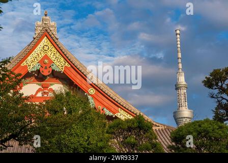 Le Japon entre tradition et modernité. Ancien temple bouddhiste Senso-ji à Asakusa avec la nouvelle Tokyo Skytree, la plus haute tour du monde Banque D'Images