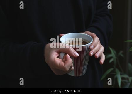 Entrez dans un monde de chaleur et de tradition tandis que le café grec infusé doucement sur un petit brûleur à gaz, rappelant le rituel du café turc bien-aimé. Banque D'Images